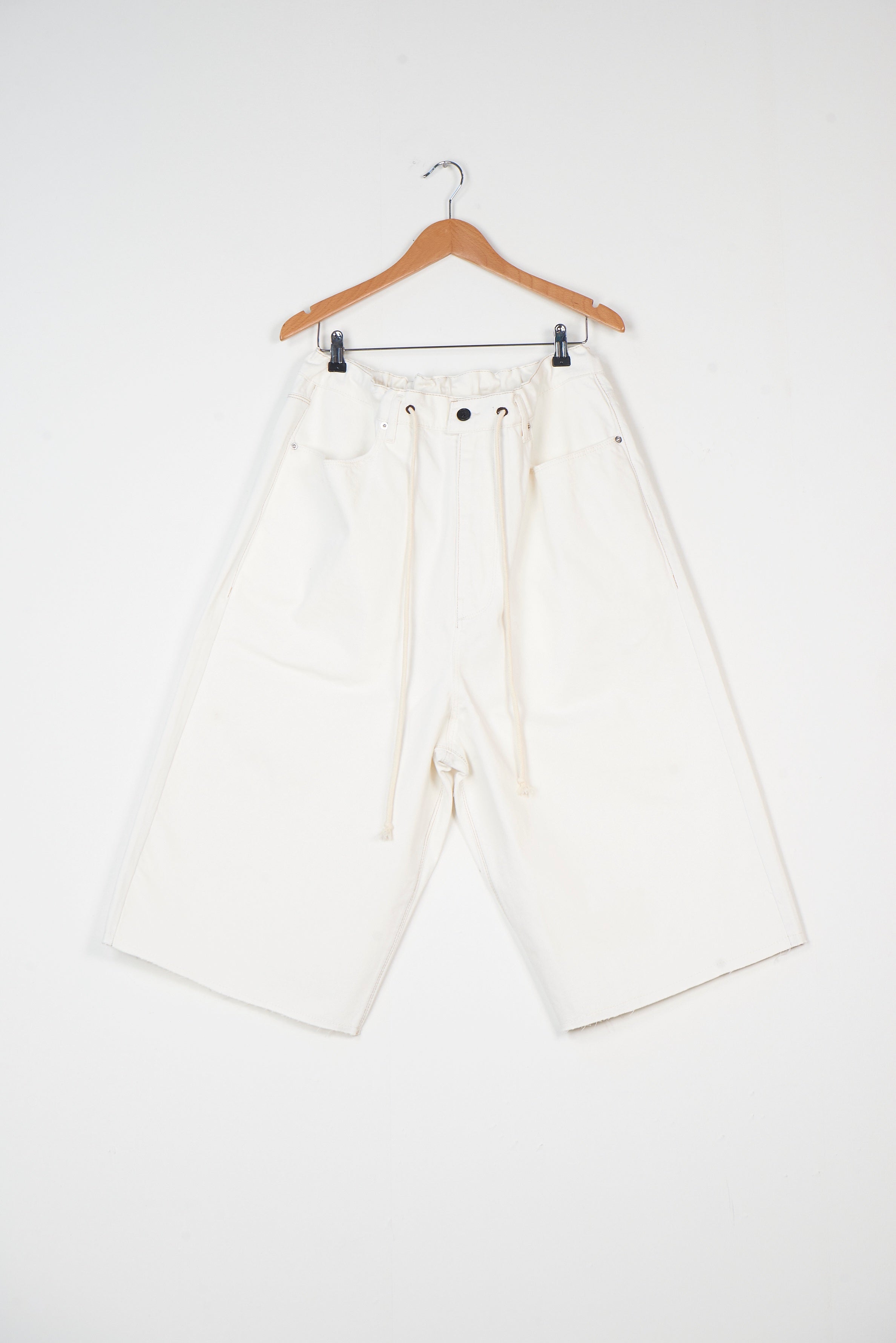 CF.19.06.04.01 BIG SHORTS off white