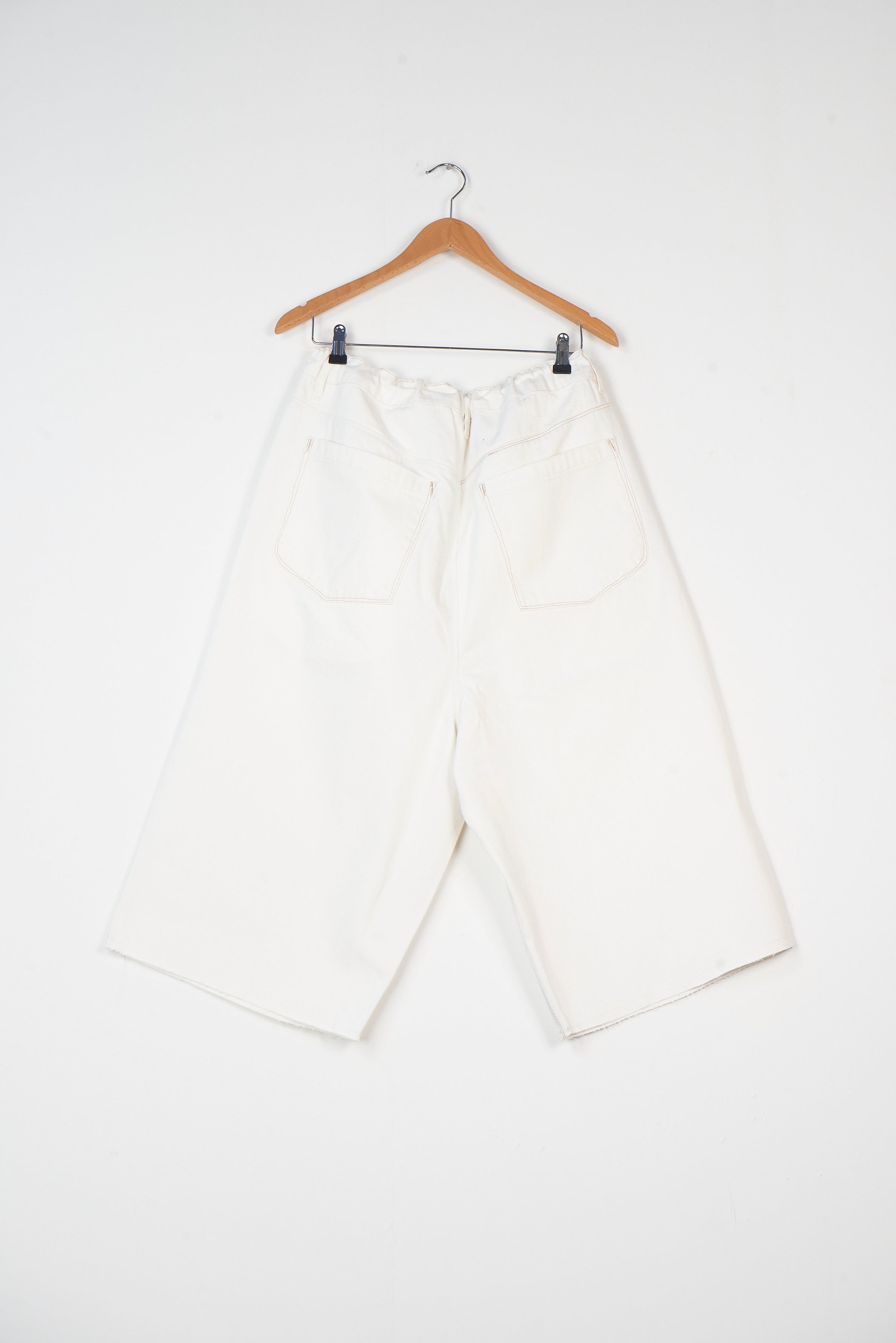 CF.19.06.04.01 BIG SHORTS off white