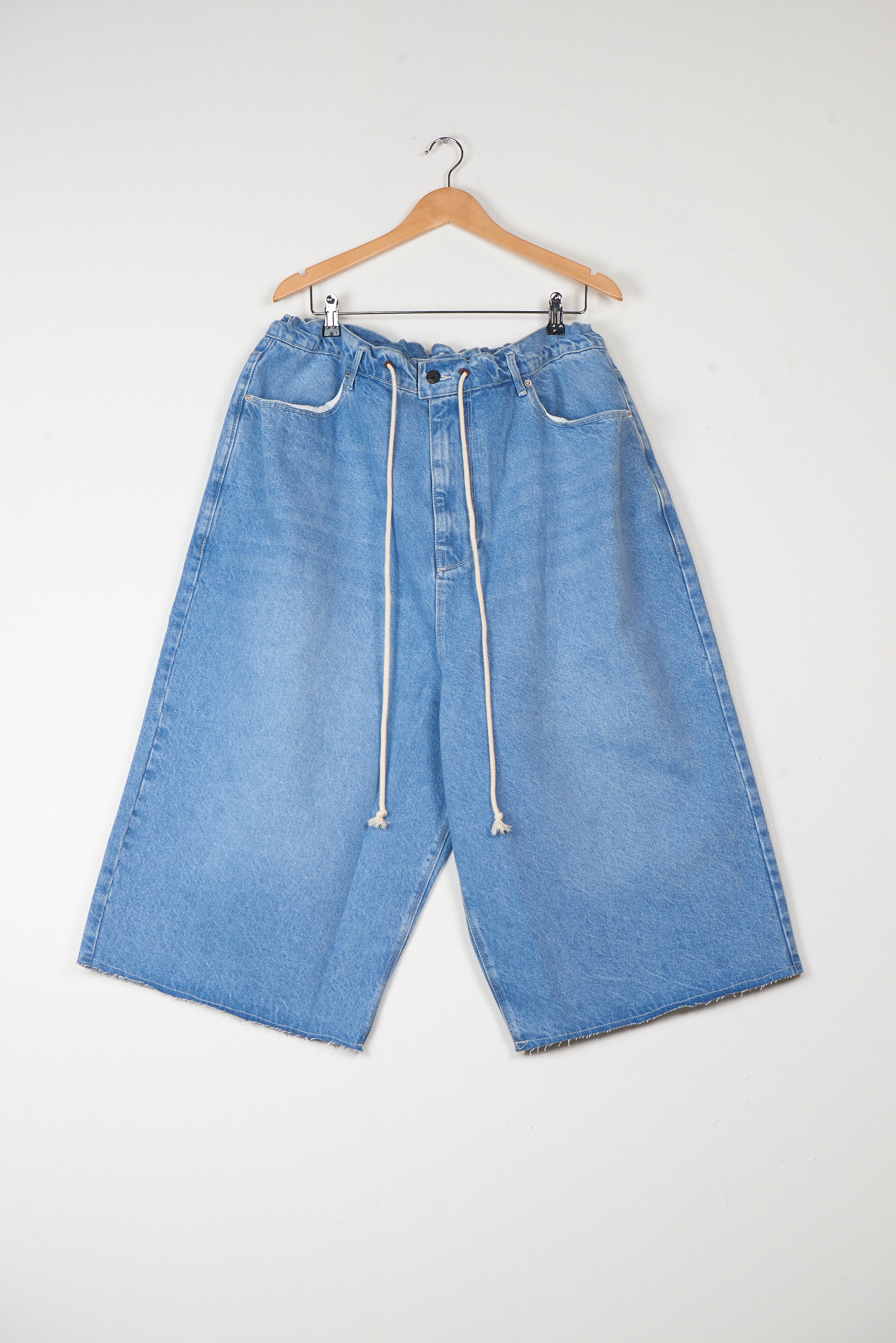 CF.19.06.04.01 BIG SHORTS washed light blue